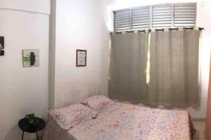 um quarto com uma cama e uma janela em Apartamento três quartos no centro do Recife no Recife