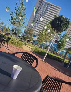 una mesa y sillas con una mesa y un edificio en Baba Residence, en Orán