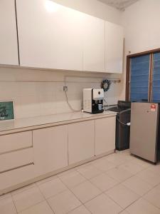 Villa Impiana Homestay tesisinde mutfak veya mini mutfak