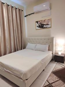 Villa Impiana Homestay tesisinde bir odada yatak veya yataklar