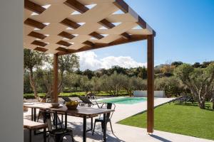 Bazén v ubytování Kallistefanos Villa, a Nature Inspired Retreat, By ThinkVilla nebo v jeho okolí