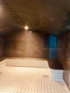 une salle de bains vide avec du carrelage dans l'établissement Résidence Le Grand Tétras- SPA THERMAL INCLUS, à Ax-les-Thermes