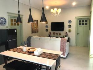 a living room with a couch and a table at Rumah Kenyeri in Denpasar