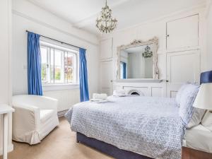 Postel nebo postele na pokoji v ubytování Pass the Keys Charming Historic Bosham Home Close To Quayside