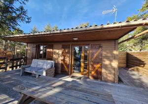 una cabina con tavolo e panca su un ponte di Chalet du Mont Ventoux - Rendez-vous en Provence a Bédoin