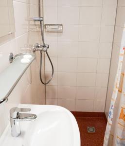 ein Bad mit einer Dusche, einem WC und einem Waschbecken in der Unterkunft Hotelboat Angeline in Amsterdam