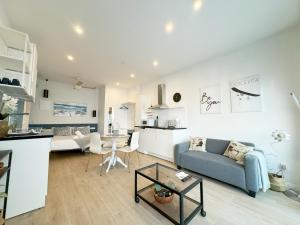 a living room with a couch and a table at Luminoso, cómodo y buena zona in Madrid