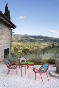 un groupe de quatre chaises, une table et des chaises dans l'établissement PODERE 1384, à Castellina in Chianti