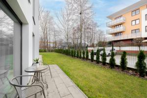 Vonkajšia záhrada v ubytovaní Lulu Apartments - ROSA - studio hotelowe z klimatyzacją i konsolą PS4 - Solny Resort