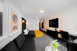 Televízia a/alebo spoločenská miestnosť v ubytovaní Lulu Apartments - ROSA - studio hotelowe z klimatyzacją i konsolą PS4 - Solny Resort
