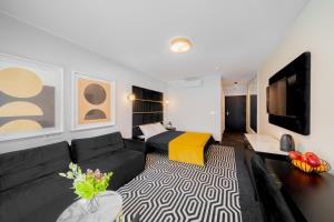 Televízia a/alebo spoločenská miestnosť v ubytovaní Lulu Apartments - ROSA - studio hotelowe z klimatyzacją i konsolą PS4 - Solny Resort