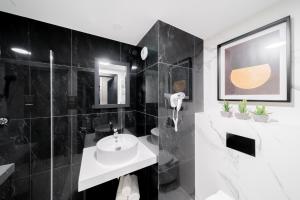 科沃布熱格的住宿－Lulu Apartments - Apartament ROSA z klimatyzacją i konsolą PS4 - Solny Resort，黑色浴室设有水槽和镜子