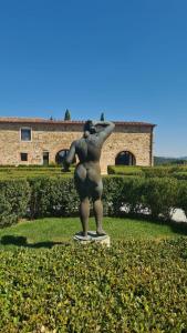 une statue d'une femme debout dans un champ dans l'établissement PODERE 1384, à Castellina in Chianti