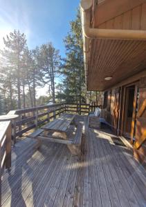 una terrazza in legno con panche sul lato di un edificio di Chalet du Mont Ventoux - Rendez-vous en Provence a Bédoin Altre 6 foto