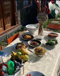 uma mesa com muitos pratos de comida em Omah Pinaringan em Solo