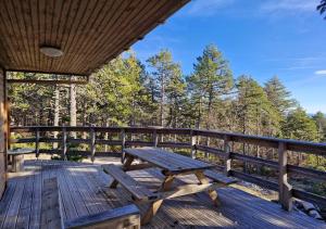 einem Picknicktisch auf dem Deck einer Hütte in der Unterkunft Chalet du Mont Ventoux - Rendez-vous en Provence in Bédoin