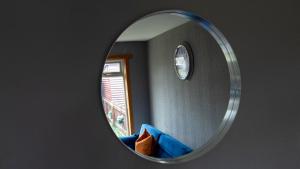 Spiegelreflexion eines Zimmers mit Fenster in der Unterkunft Dubbie House in Leven-Fife