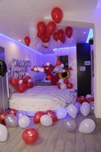 a room with a bed with red and white balloons at סוויטת מלכת המפרץ אילת in Eilat