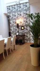 uma sala de jantar com uma mesa e um vaso de plantas em Aparthotel Dei Mercanti em Milão