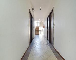 pasillo con puertas negras y suelo de baldosa en FabHotel Jaipur Casa, en Jaipur 24 fotos más