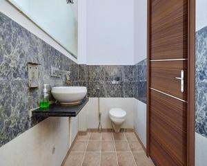 Un baño con lavabo e inodoro en FabHotel Jaipur Casa, en Jaipur