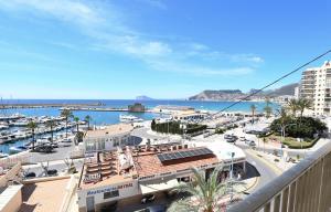 - une vue sur la ville et le port de plaisance dans l'établissement Edificio Torre de Calpe, à Calp