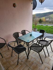 a table and chairs sitting on a patio at Ferienwohnung Metz in Waldberg