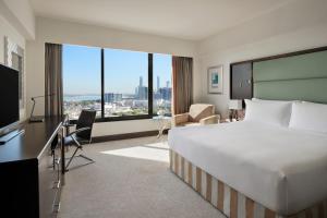 Postel nebo postele na pokoji v ubytování InterContinental Abu Dhabi by IHG