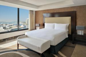 Postel nebo postele na pokoji v ubytování InterContinental Abu Dhabi by IHG