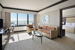 una camera d'albergo con divano e letto di InterContinental Abu Dhabi, an IHG Hotel a Abu Dhabi