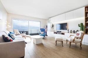 ラ・ボールにあるCASSIOPEE - Face MERのソファと椅子とテレビのあるリビングルーム