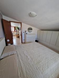 ein Schlafzimmer mit einem großen Bett in einem Zimmer in der Unterkunft La Mansarda Di Cecco in Avezzano