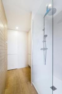 ラ・ボールにあるCASSIOPEE - Face MERの浴室のガラス扉付きシャワー +10枚の写真