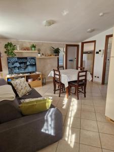 ein Wohnzimmer mit einem Sofa und einem Tisch in der Unterkunft La Mansarda Di Cecco in Avezzano