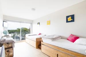 ラ・ボールにあるCASSIOPEE - Face MERのバルコニー付きの客室内のベッド2台