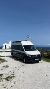 van zaparkowany na poboczu drogi w obiekcie Reunion in Greece Campervan w mieście Drafí