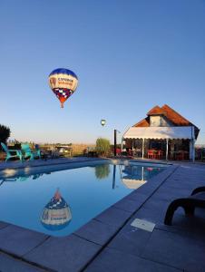 um balão de ar quente a voar sobre uma piscina em Camping La Saline d'Arc et Senans em Arc-et-Senans