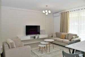 TV a/nebo společenská místnost v ubytování White Moon Apartments