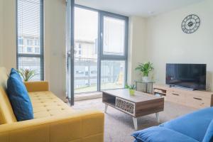 a living room with a couch and a tv at Stay in our Stylish Flat! & secure building & sleeps up to 4 in Birmingham