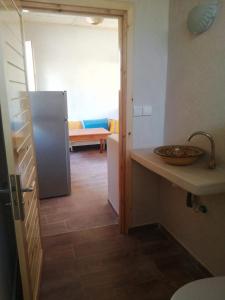 een keuken met een aanrecht en een koelkast in de kamer bij Jolie Appartement in Agadir