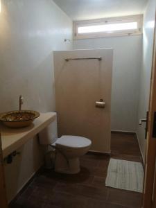 een badkamer met een toilet, een wastafel en een raam bij Jolie Appartement in Agadir