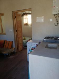 een keuken met een fornuis en een aanrecht bij Jolie Appartement in Agadir