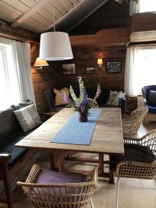 comedor con mesa de madera y sillas en Elisabeth-Bua, en Moskenes
