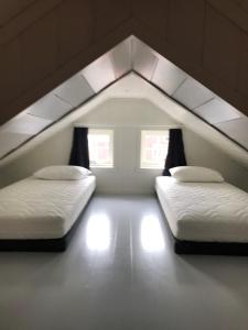 - 2 lits dans une chambre avec 2 fenêtres dans l'établissement Elisabeth-Bua, à Moskenes