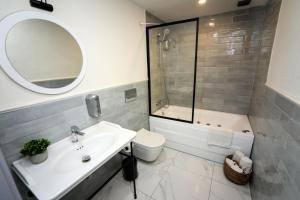 y baño con lavabo, aseo y espejo. en Arkem Hotel 1, en Estambul