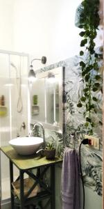 La salle de bains est pourvue d'un lavabo et d'un miroir. dans l'établissement Casa Amari alla Zisa HOSTEL, à Palerme