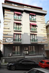 ein Gebäude mit roten Fenstern und davor geparkt in der Unterkunft Arkem Hotel 1 in Istanbul