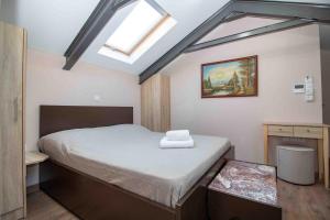 Postel nebo postele na pokoji v ubytování Sampa Attic