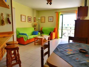 un salon avec un canapé et une table dans l'établissement El Halcon - Halcon Dream, à Arona