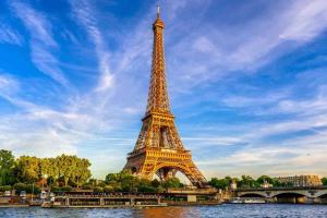 a view of the eiffel tower in paris at Le Cocon - Cinéma in Gentilly
